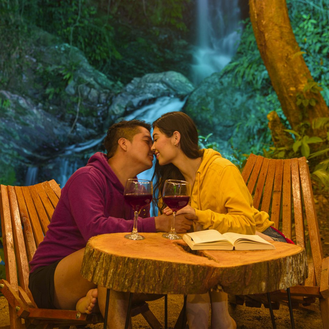 Pareja compartiendo junto a una cascada en El Doncello