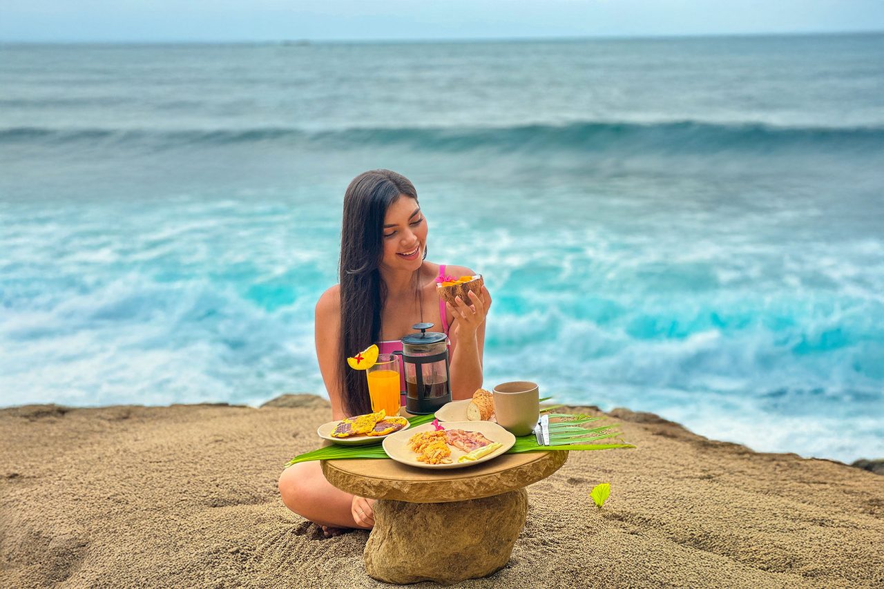 Huésped desayunando frente al mar en Sapzurro