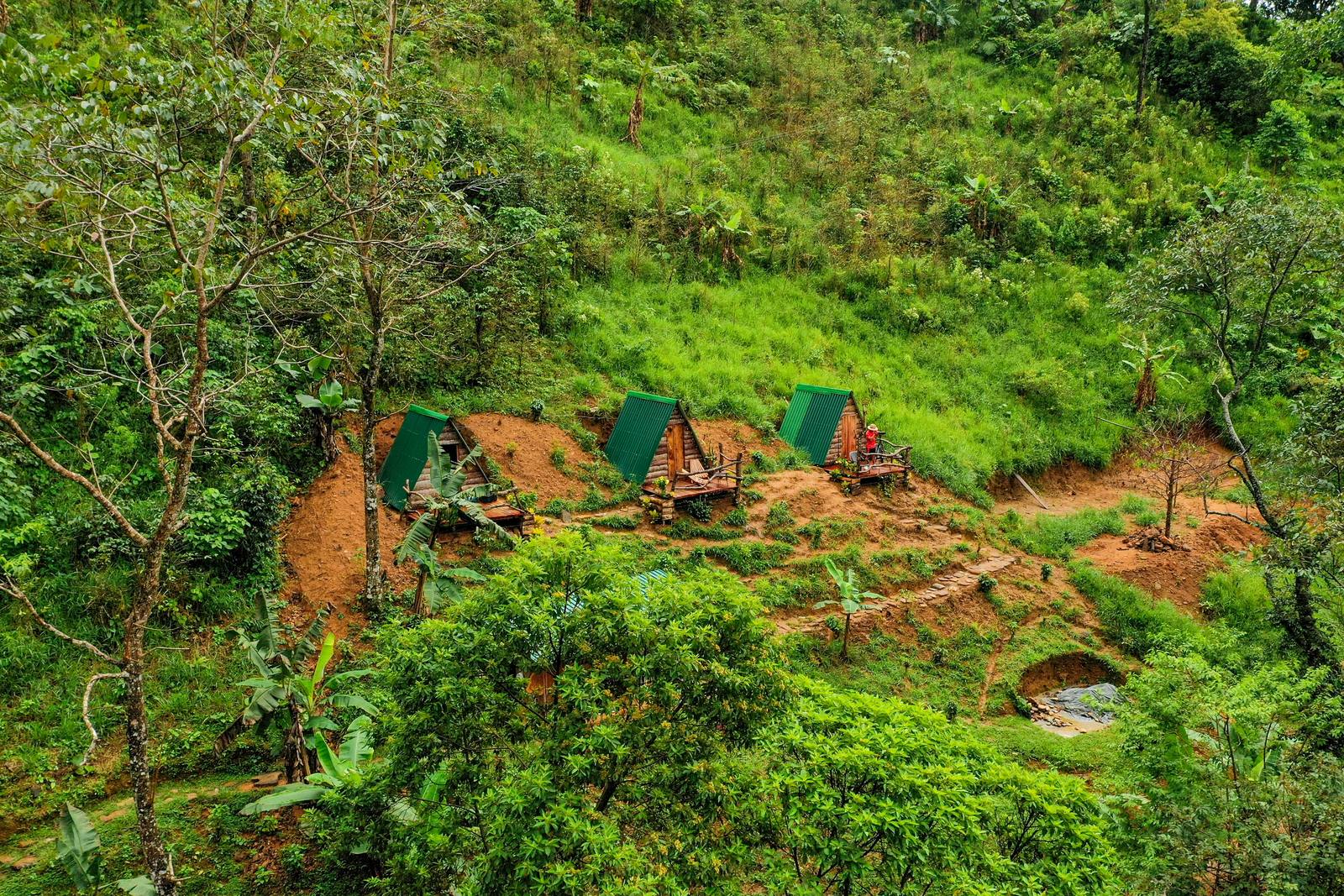 Zona de camping en la ladera de la montaña · El Doncello