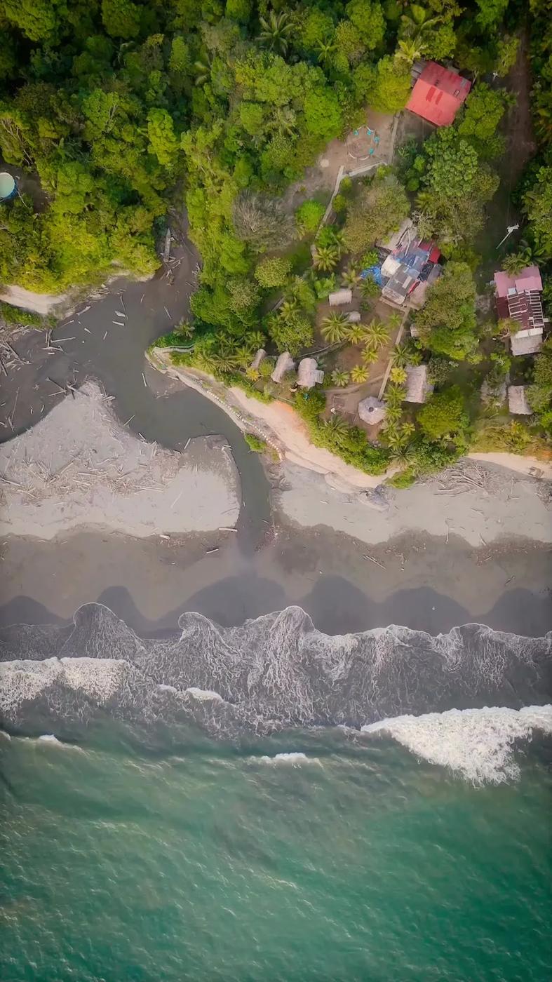 Vista aérea de la playa de La Barra y la selva