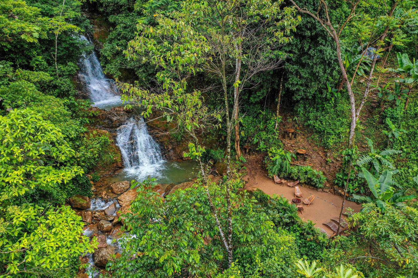 Vista aérea de las cascadas entre la selva en El Doncello