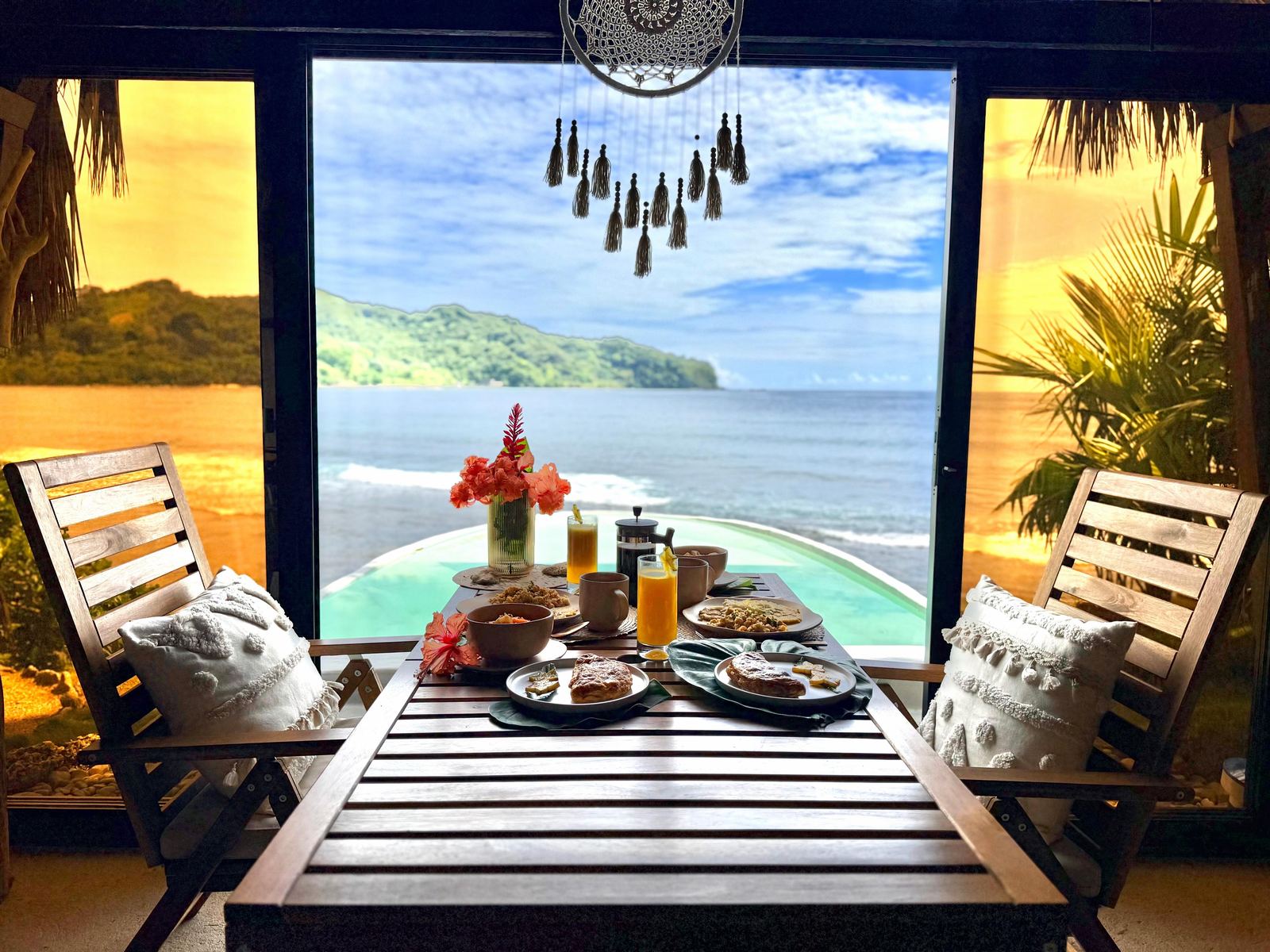 Desayuno servido frente al mar en Sapzurro